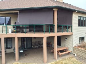 Manual vertical drop screens